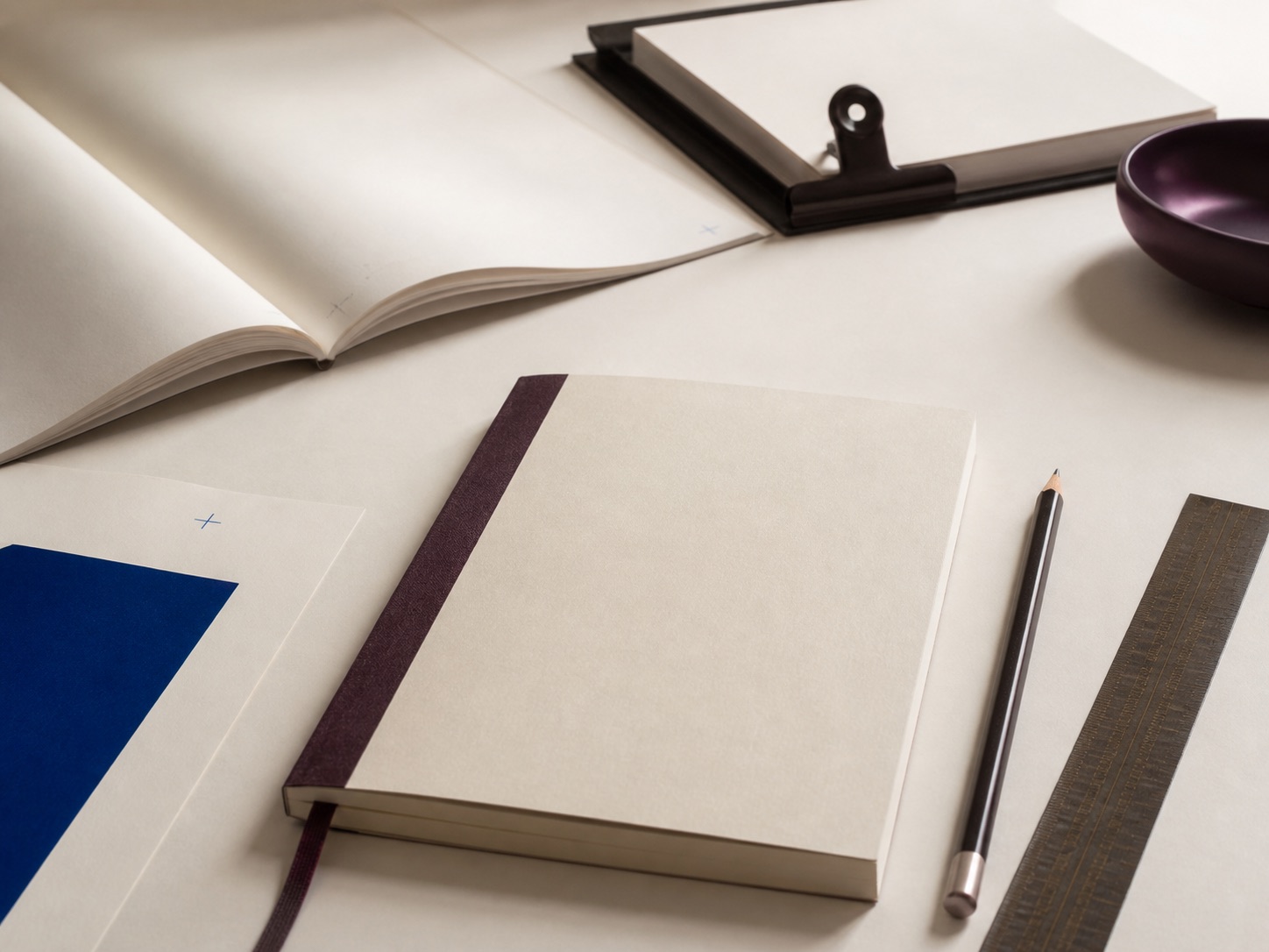 Cahier de cadrage ouvert sur une table ivoire