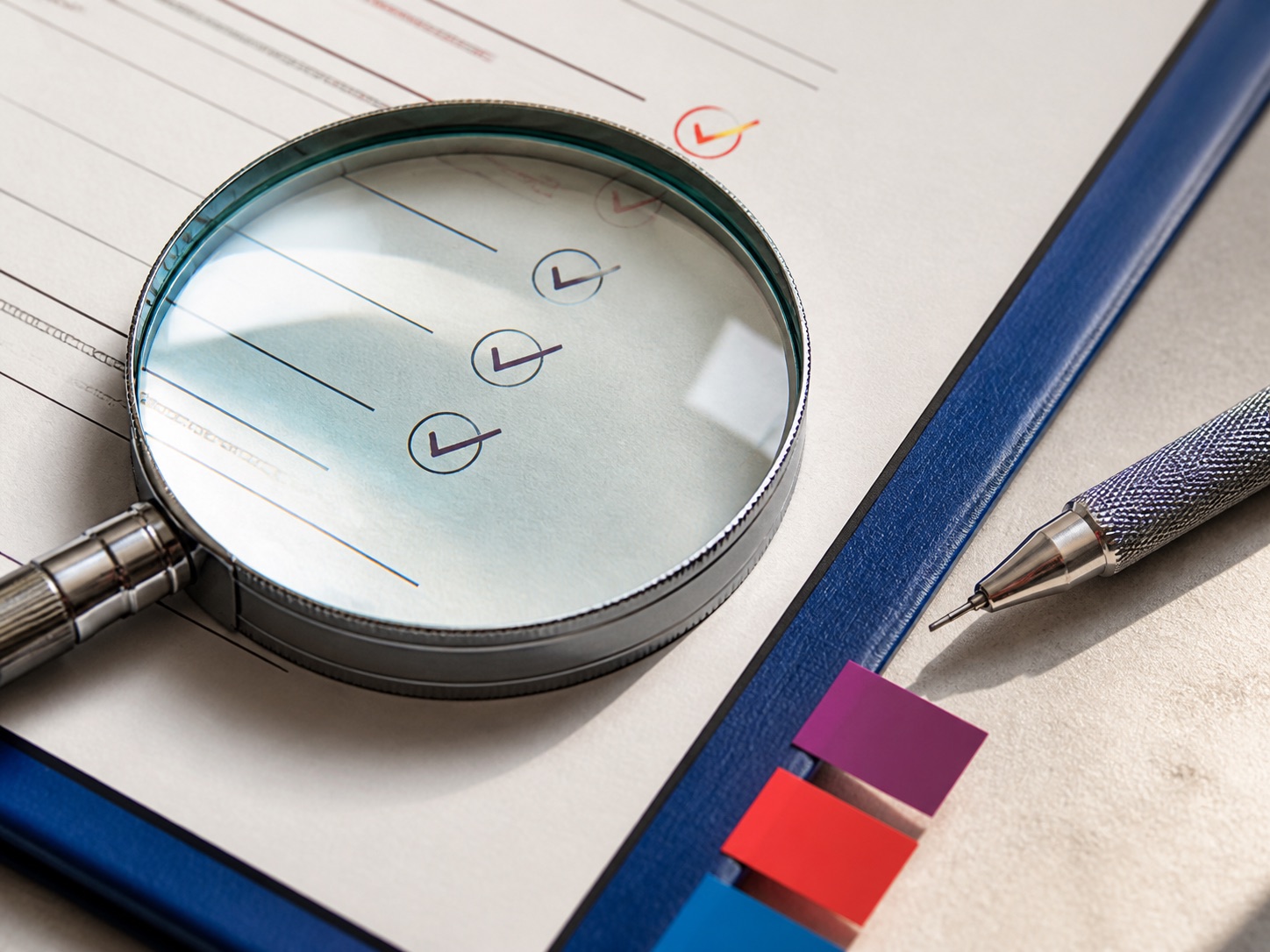 Loupe posée sur une liste de contrôle imprimée